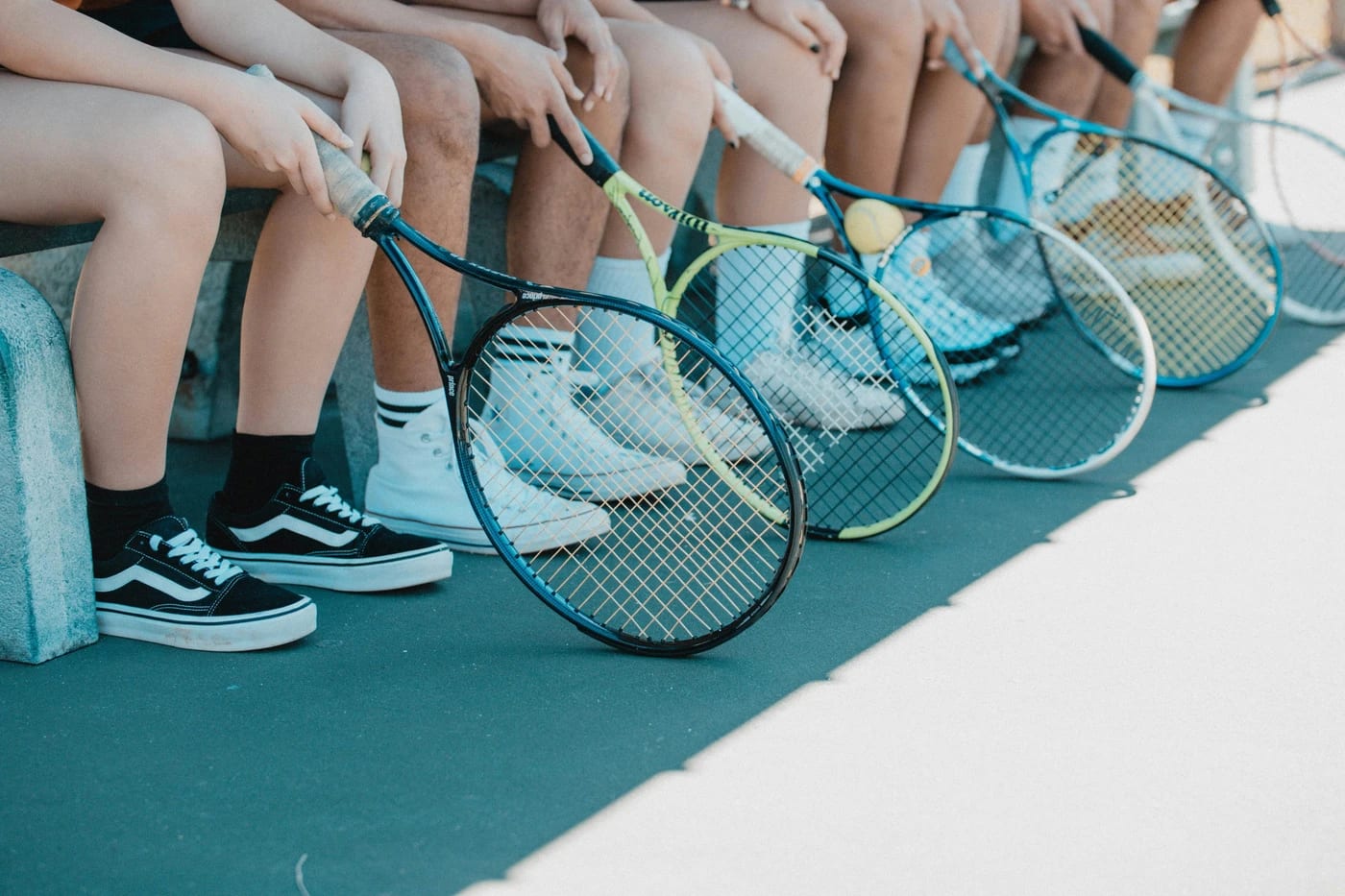Raquettes de badminton et baskets sur un terrain