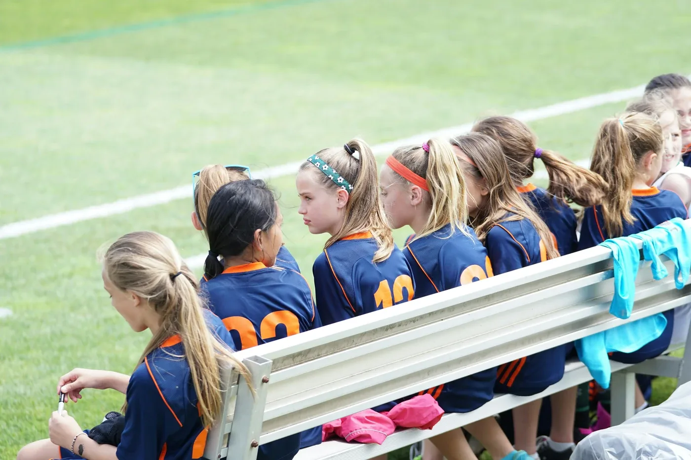 Enfants d'une équipe de football sur le banc