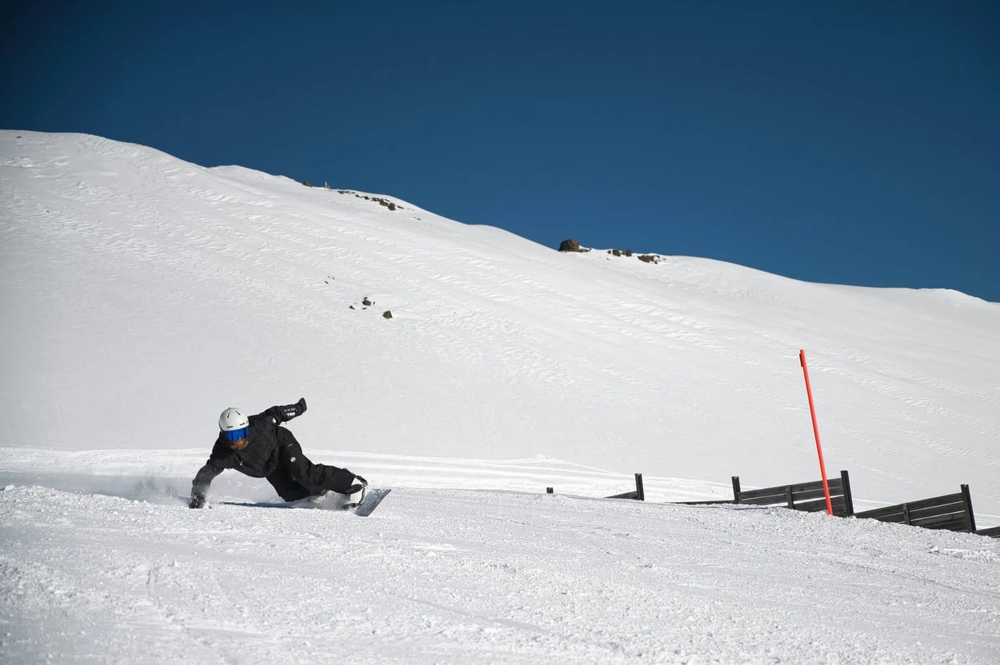 Skieur sautant dans la neige